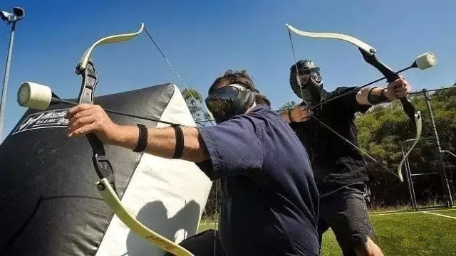 武汉乐农湖畔山庄休闲旅游公司出游趣味拓展项目弓防箭