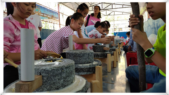 武汉学生一日游DIY手工坊石磨豆浆