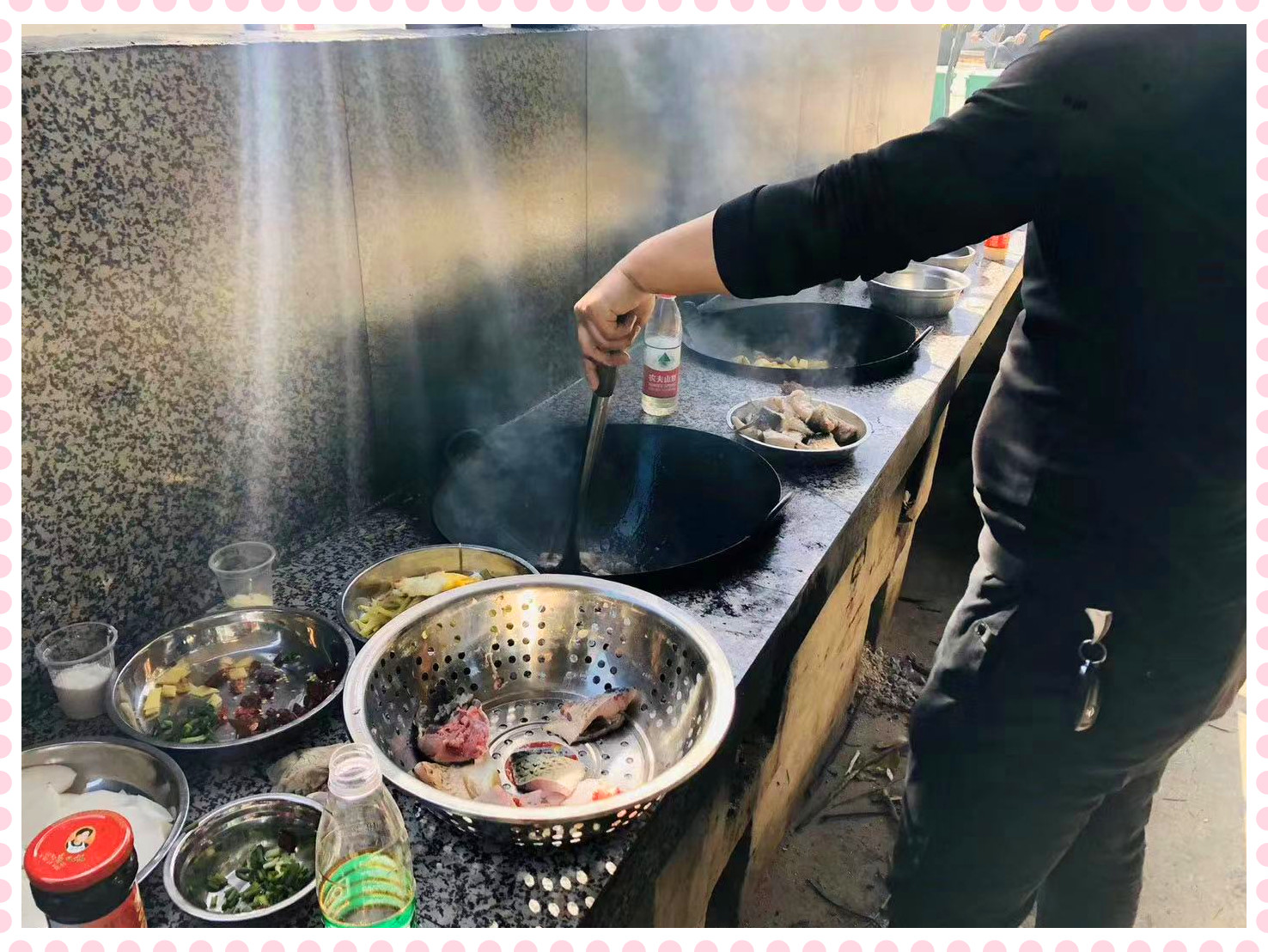 武汉学生秋游野炊做饭