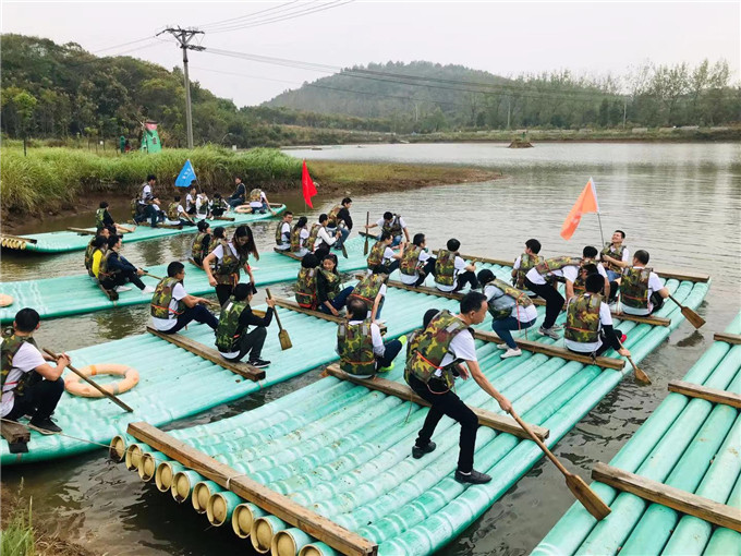 武汉员工拓展乐农湖畔水上竹筏