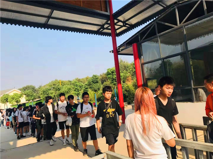 武汉学生出游乐农湖畔生态园休闲游玩