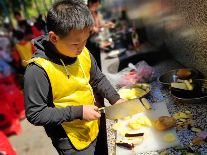 武汉学生出游野炊做饭