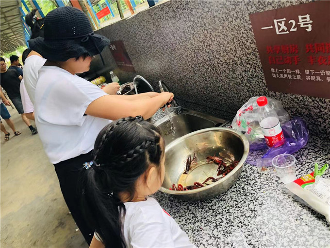 武汉学生一日游野炊做饭